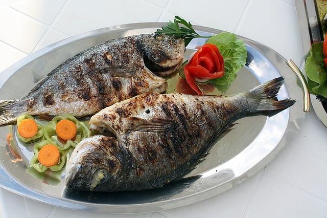 Un nutritivo platillo de pescado. (Anna Sulencka/Pixabay)
