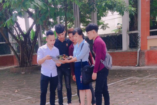 Kim Thi Han y sus alumnos