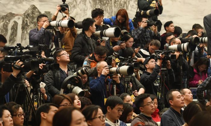 Periodistas en una rueda de prensa de la Conferencia Consultiva Política del Pueblo Chino en el Gran Salón del Pueblo en Beijing, el 2 de marzo de 2018. (Greg Baker/AFP/Getty Images)