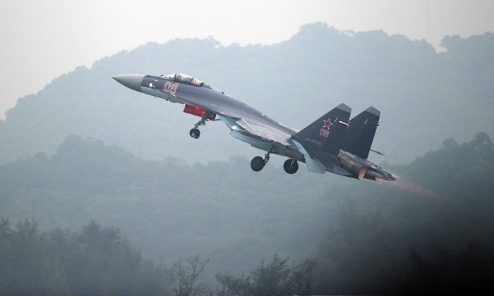 Un avión de combate SU-35 de Sukhoi despega durante un vuelo de prueba en vísperas del Airshow China 2014 en Zhuhai, una ciudad en la provincia de Guangdong, en el sur de China, el 10 de noviembre de 2014. (Johannes Eisele/AFP/Getty Images)