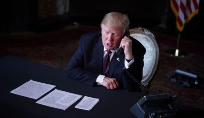 El presidente de Estados Unidos, Donald Trump, habla a los miembros del ejército a través de una teleconferencia desde su resort Mar-a-Lago en Palm Beach, Florida, el día de Acción de Gracias, el 22 de noviembre de 2018. (MANDEL NGAN/AFP/Getty Images)
