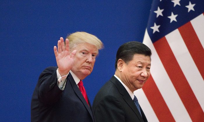 El presidente de Estados Unidos, Donald Trump (izq.), y el mandatario chino, Xi Jinping, abandonan un evento de líderes empresariales en el Gran Salón del Pueblo en Beijing, el 9 de noviembre de 2017. (NICOLAS ASFOURI/AFP/Getty Images)