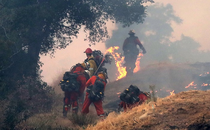 Un incendio forestal en el sur de Florida avanza hoy por los Everglades tras quemar unos 2.000 acres (unos ocho kilómetros cuadrados), aunque sin suponer una amenaza para zonas pobladas. EFE/MIKE NELSON