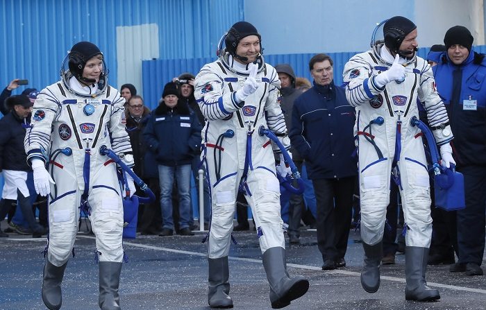 Los astronautas canadiense David Saint-Jacques (dcha), estadounidense Anne McClain (izq) y el cosmonauta ruso Oleg Kononenko (c) participan en la ceremonia de despedida en el Cosmódromo de Baikonur, en Kazajistán, este 3 de diciembre. EFE