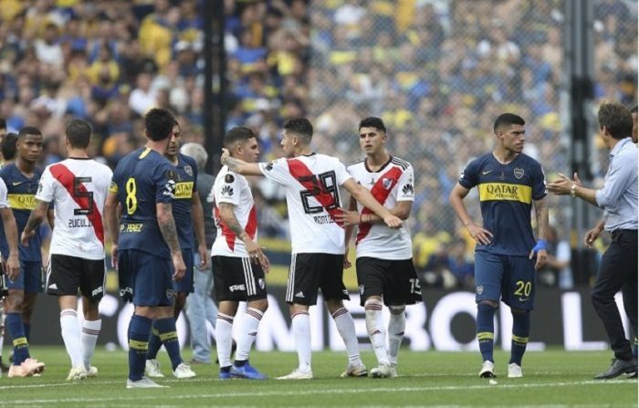 Jugadores de Boca Juniors y River Plate se saludan al final del primer partido de la final de la Copa Libertadores, en el estadio la Bombonera de Buenos Aires (Argentina). EFE/Juan Ignacio Roncoroni