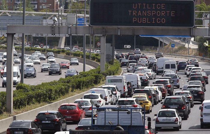 El inicio del puente de la Constitución y de la Inmaculada, que comienza hoy, ha arrancado con algunas retenciones en las salidas de Madrid, especialmente en la A-42, que acumulaba hasta 16 kilómetros de retenciones entre Parla y Casarrubuelos, y ya en la provincia de Toledo en Seseña por un alcance. EFE