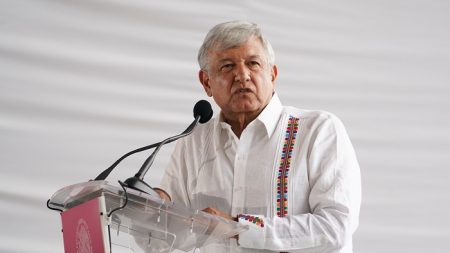 López Obrador urge a superar crisis petrolera de México