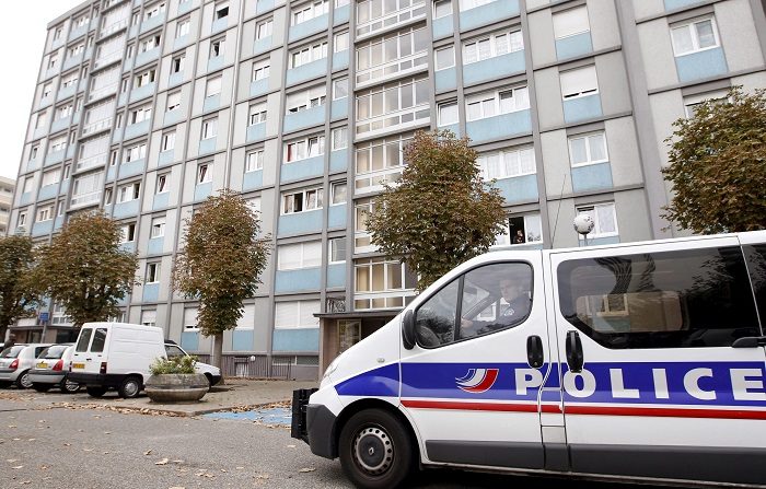 Un coche de policía hace guardia frente a un edificio del barrio de Estrasburgo, Francia, donde hoy ha fallecido una persona, sábado 6 de octubre de 2012. Una persona resultó muerta hoy en Estrasburgo (este de Francia) durante una operación antiterrorista que formaba parte de un plan llevado a cabo en varias zonas del país en el que se ha detenido al menos a una decena de personas, según informaron medios locales. El suceso de Estrasburgo ocurrió cuando un grupo especial de la policía entró en el domicilio de una persona que disparó sobre los agentes, que respondieron a sus disparos, según el diario local "Les dernières nouvelles d'Alsace". EFE/Str