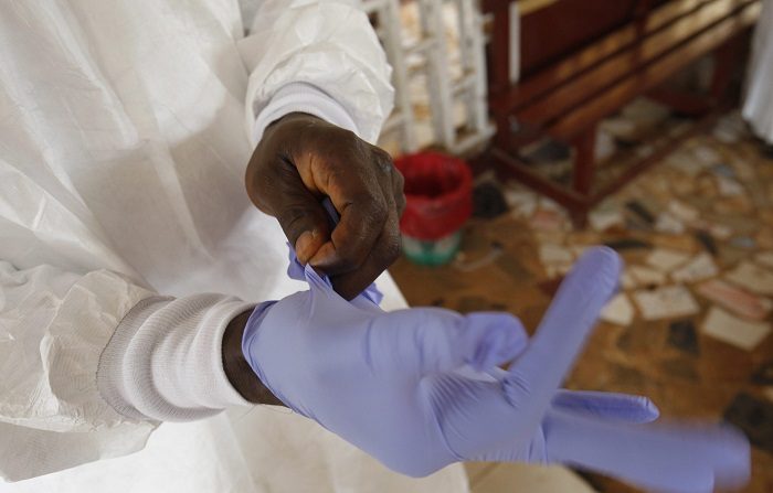  Un grupo de investigadores de EE.UU. ha desarrollado una prueba que detecta el ébola en menos de 30 minutos, distinguiendo esa enfermedad de otras que comparten síntomas iniciales similares, según un estudio publicado hoy en la revista especializada Science Translational Medicine. EFE/AHMED JALLANZO