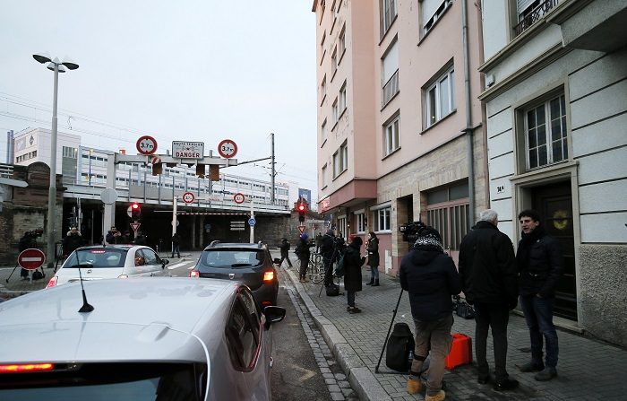 Periodistas permanecen a las puertas del edificio en la calle de Lazaret en Estrasburgo (Francia) hoy, 14 de diciembre de 2018, donde fue abatido ayer el autor del atentado en el mercadillo de Navidad. El yihadista que el martes cometió el atentado del mercado de Navidad de Estrasburgo y que fue abatido anoche por la policía en el barrio de esa misma ciudad del que era originario, no estaba integrado en una red y no contó con apoyos en su fuga, según los primeros elementos de la investigación. EFE/ Ronald Wittek