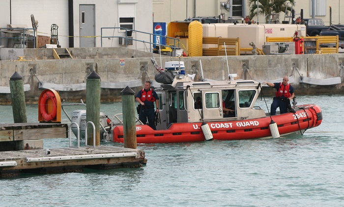 Agentes de la Guardia Costera de Estados Unidos salen hoy, martes 20 de diciembre, de un muelle en Miami Beach, Florida (EE.UU.) donde continúa la investigación sobre el hidroavión que estalló en el aire y se precipitó al mar ayer, lunes, en Miami, así como la búsqueda de la "caja negra" con los datos del vuelo y grabaciones a bordo. EFE/John Riley