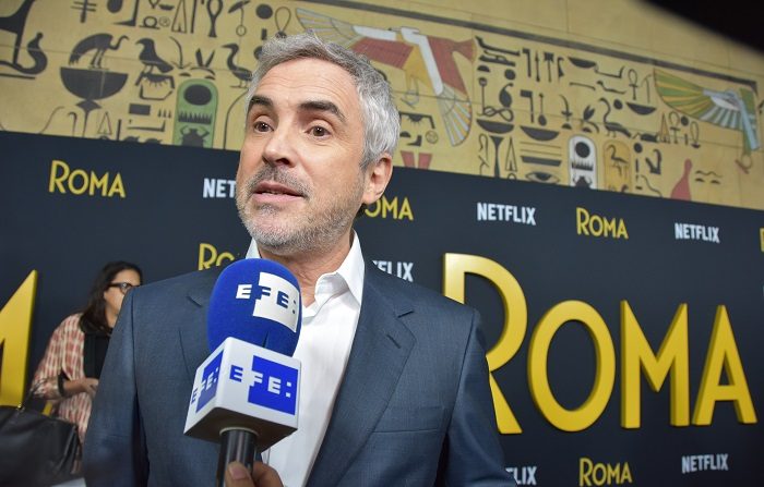 Alfonso Cuarón, director, productor y guionista de la película Roma participa en el lanzamiento de la película "Roma" hoy, en el Teatro Egipcio de Hollywood (EE.UU.). Una lección de sencillez y humildad dieron hoy, en el corazón de Hollywood, el director mexicano Alfonso Cuarón y la actriz Yalitza Aparicio al presentar la película Roma a un selecto grupo de invitados entre los que se destacaron representantes de las trabajadoras domésticas de Estados Unidos. EFE/ Iván Mejía