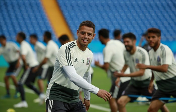 El jugador de México Javier Hernández participa en un entrenamiento hoy, viernes 22 de junio de 2018, un día antes de enfrentar a Corea del Sur en el Mundial de Rusia 2018, en el Rostov Arena en Rostov (Rusia). EFE/José Méndez