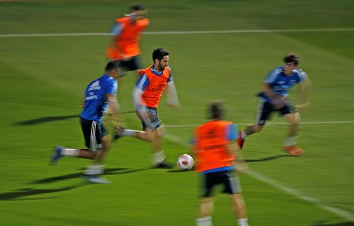 El centrocampista del Real Madrid, Isco Alarcón (c), asiste a una sesión de entrenamientos en la New York University antes de su debut en el Mundial de Clubes, en Abu Dabi, Emiratos Árabes Unidos, ayer. EFE