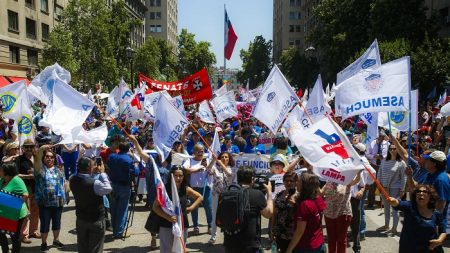 Chile: Estibadores de Valparaíso se enfrentan con la Policía