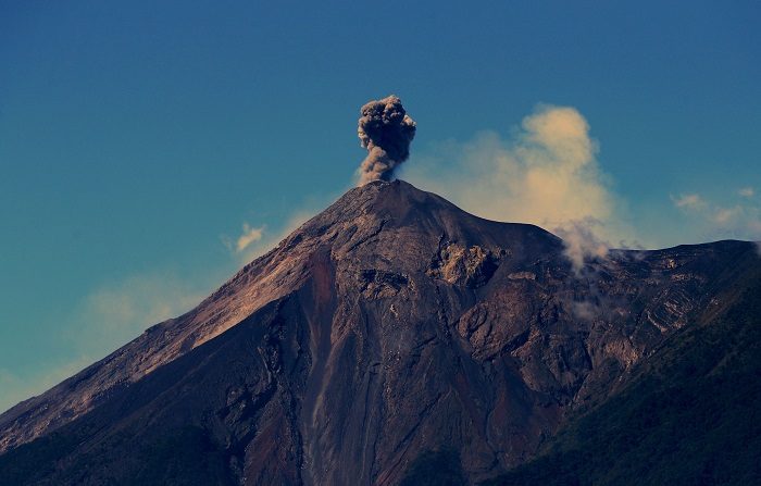 Vista general de una columna de humo sobre el volcán de Fuego de Guatemala hoy, en Alotenango (Guatemala). El volcán de Fuego de Guatemala, ubicado a unos 50 kilómetros de la capital, comenzó hoy una nueva fase eruptiva, la cuarta de este año, después de que en junio pasado experimentara una que dejó al menos 190 muertos. EFE/Esteban Biba