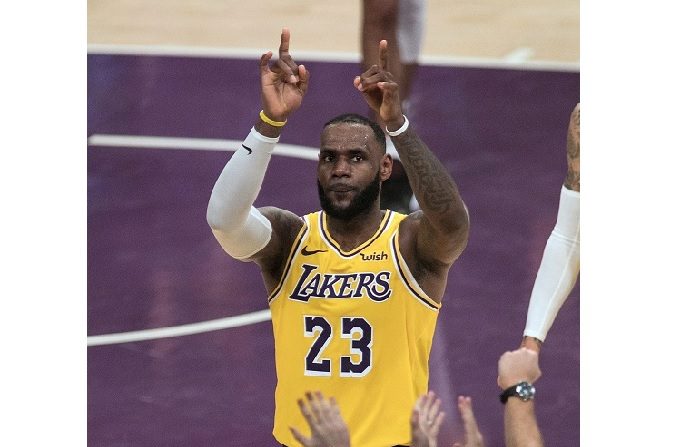 LeBron James logró un triple-doble para los Lakers de Los Ángeles, que derrotaron 112-104 a los Pelicans de Nueva Orleans.. EFE