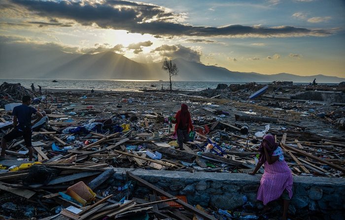 Indonesios buscan entre los escombros en el pueblo de Mamboro, en Palu, Indonesia hoy 5 de octubre de 2018. Los equipos de rescate de Indonesia reanudaron hoy la búsqueda de víctimas bajo los escombros en la zona de la isla de Célebes afectada por el terremoto y tsunami, que comienza a recuperar la normalidad al cumplirse una semana del desastre. Las autoridades fijaron hoy como plazo para encontrar supervivientes de la catástrofe que, según el último balance oficial, ha causado 1.424 muertos, más de 2.500 heridos y más de 70.000 desplazados, además de numerosos daños materiales. EFE/IQBAL LUBIS