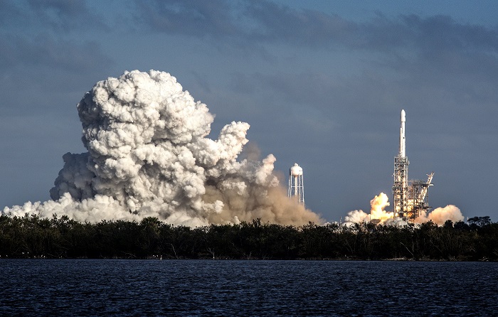 Fotografía del cohete Falcon Heavy despegando hoy, martes 6 de febrero de 2018, desde Cabo Kennedy, en Florida (EE.UU.). El gigantesco cohete Falcon Heavy, de la empresa privada SpaceX, inició hoy desde el Centro Espacial John F. Kennedy en Cabo Cañaveral (Florida) su primer vuelo, que sitió en el espacio un automóvil eléctrico Tesla, y logró además el objetivo de recuperar sus tres impulsores. EFE/CRISTOBAL HERRERA