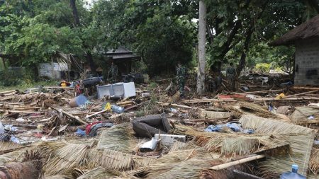 Elevan a 429 los muertos en el tsunami de Indonesia