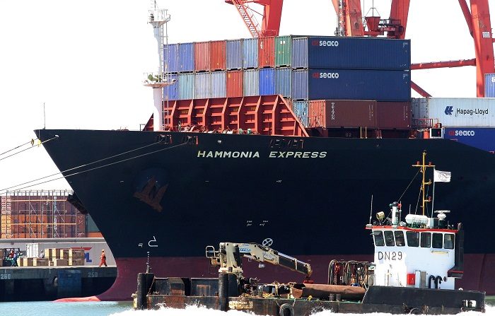 Un buque carguero navega por el puerto de Ensenada (México). EFE/Alex Zepeda