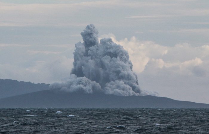 Vista desde el estrecho de la Sonda, en la provincia de Lampung, del volcán Anak Krakatau lanzando ceniza y humo este viernes. EFE/Senja