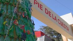 En Acapulco exhibe el primer árbol navideño hecho de botellas en México