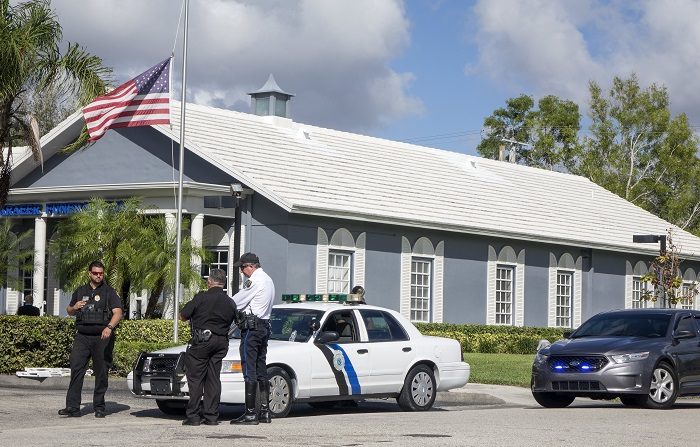 Oficiales de policía custodian la entrada del Kraeer Funeral Home en Springs, Florida, (EE.UU.) hoy, lunes 19 de febrero de 2018. Los servicios funerarios de Gina Montalto, una de las víctimas del tiroteo en Marjory Stoneman Douglas High School en Parkland, Florida, tendrán lugar el 20 de febrero. EFE/CRISTOBAL HERRERA