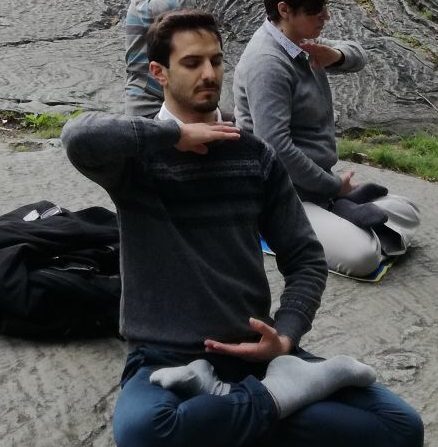 Davide meditando en el quinto ejercicio de Falun Dafa en un parque público. (Crédito: cortesía de Davide F.)