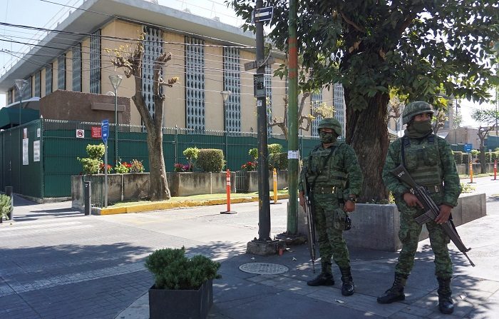 Elementos del Ejército mexicano resguardan las inmediaciones del Consulado de Estados Unidos en la ciudad de Guadalajara, Jalisco (México), tras reportes de daños por un artefacto explosivo dentro de las instalaciones del consulado. Imagen de archivo EFE/STR