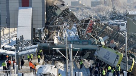 Al menos 9 muertos y 47 heridos al chocar un tren de alta velocidad en Ankara