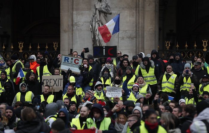 Cientos de manifestantes de Yellow Vest se manifiestan frente a la Ópera en París, Francia, el 15 de diciembre de 2018. Los llamados'gilets jaunes' (chalecos amarillos) son un movimiento de protesta, que supuestamente no tiene afiliación política, que continúa las protestas en todo el país por los altos precios del combustible. (Protestas, Francia) EFE/EPA/IAN LANGSDON