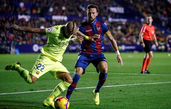 El centrocampista chileno del FC Barcelona Arturo Vidal (i) juega un balón ante José Luis Morales, del Levante, durante el partido de Liga en Primera División que disputan esta noche en el estadio Ciutat de Valencia. EFE/Biel Aliño