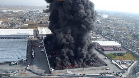 Incendio en fábrica fuerza cierre de aeropuerto y avenidas en México