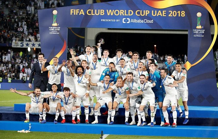  Los jugadores del Real Madrid CF celebran con el trofeo de la Copa Mundial de Clubes de la FIFA 2018 después de ganar el último partido contra el Al Ain FC en Abu Dhabi, Emiratos Árabes Unidos, 22 de diciembre de 2018. EFE/ALI HAIDER