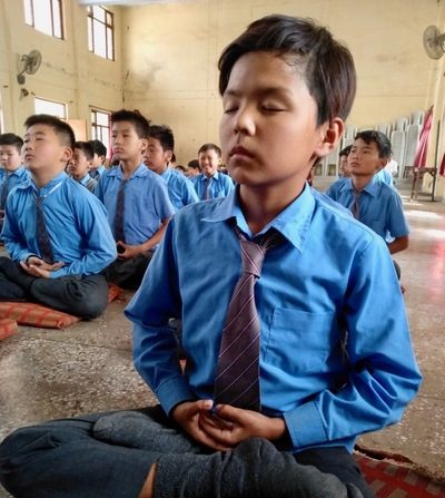 Niños hacen el quinto ejercicio de Falun Dafa en regiones remotas de la India. )Crédito: Minghui.org)