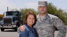 Este amoroso papá militar cruza el océano para sorprender a su hija en su graduación