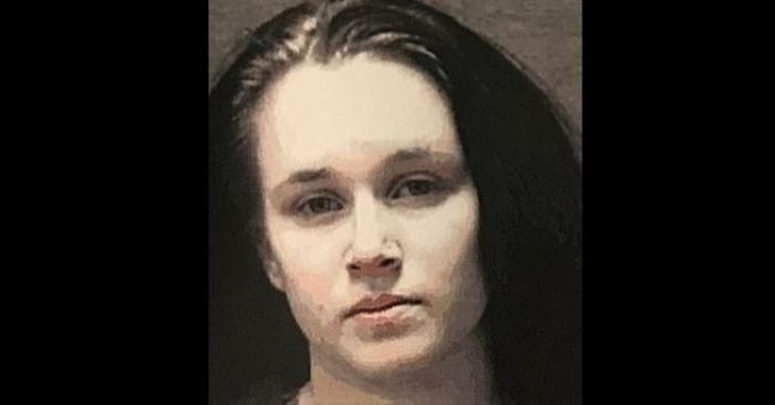 Taylor Cumings, de 25 años, fue arrestada después de haber dejado a sus dos hijos solos en su residencia de Muncie, Indiana, durante todo el día (Policía de Muncie).
