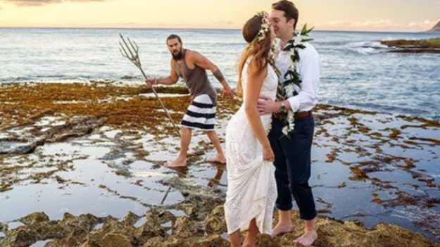 Aquaman sale del agua y se suma a sesión de fotos de recién casados en Hawái