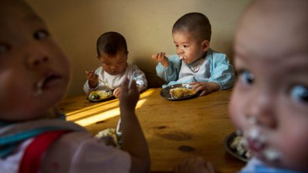 Trabajador social vive una vida austera y cuando muere deja millones a los niños