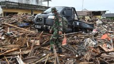 Hombre llega a su casa inundada pero halla con vida a su esposa y 3 hijos en tsunami de Indonesia