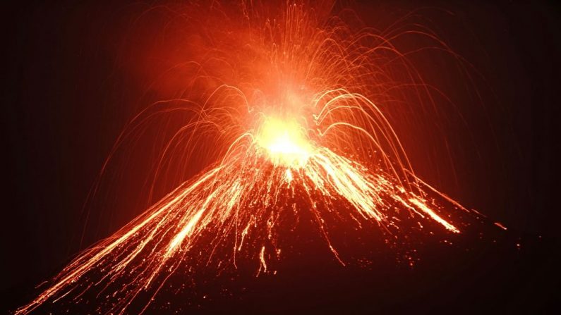 La lava fluye desde el volcán Anak Krakatau (Niño de Krakatoa) durante una erupción vista desde la isla Rakata en el sur de Lampung (Indonesia) el 19 de julio de 2018. (Ferdi Awed / AFP / Getty Images)