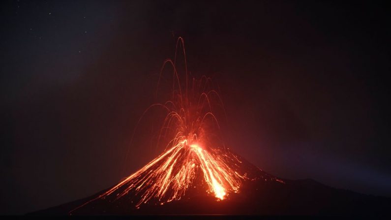 Anak Krakatau en una vista noctura. ( FERDI AWED/AFP/Getty Images)