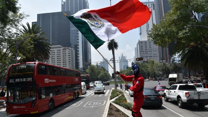 Imagen de archivo de n hombre ondeado una bandera mexicana en la Ciudad de México, México. (RODRIGO ARANGUA/AFP/Getty Images)