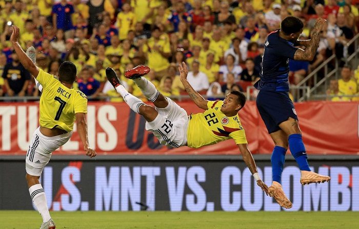 Jeison Murillo #22 de Colombia toma una foto sobre DeAndre Yedlin #2 de Estados Unidos durante un Amistoso Internacional en el Estadio Raymond James en Tampa, Florida. (Foto de Mike Ehrmann/Getty Images)