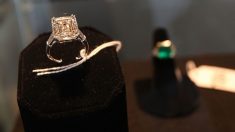 Encuentran en Londres a pareja que perdió anillo de compromiso en Nueva York