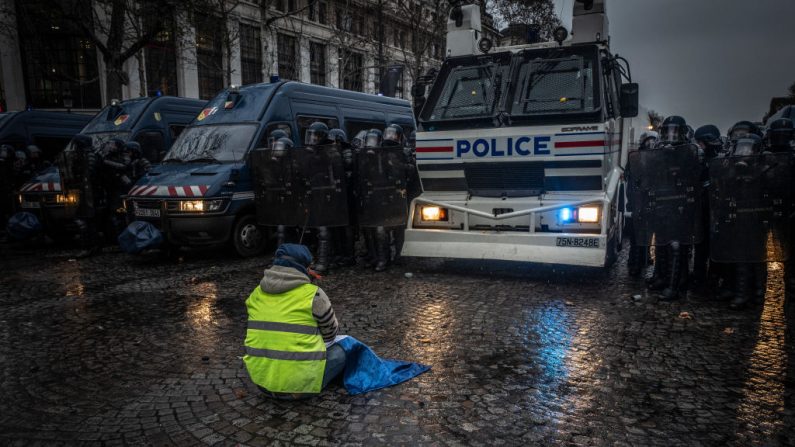 Un manifestante se sienta frente a la policía antidisturbios durante la protesta de los chalecos amarillos, el 15 de diciembre de 2018 en París, Francia. (Foto de Veronique de Viguerie/Getty Images)