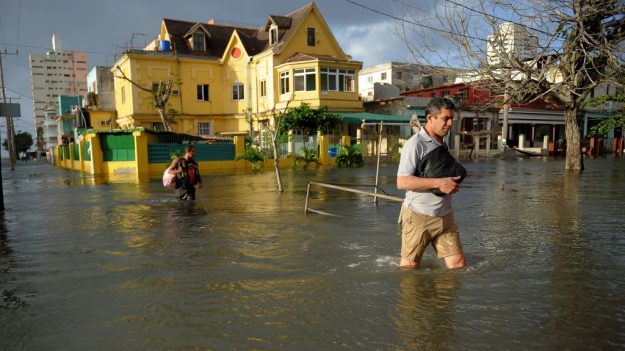 Grandes olas superan al malecón de La Habana y provocan inundaciones