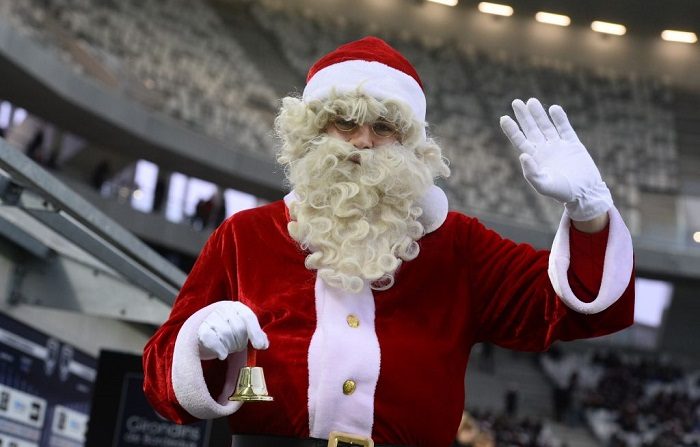 Detenido un ladrón disfrazado de Papá Noel que quería atracar una joyería. Imagen de contexto (Foto de NICOLAS TUCAT/AFP) (El crédito de la foto debe ser NICOLAS TUCAT/AFP/Getty Images)