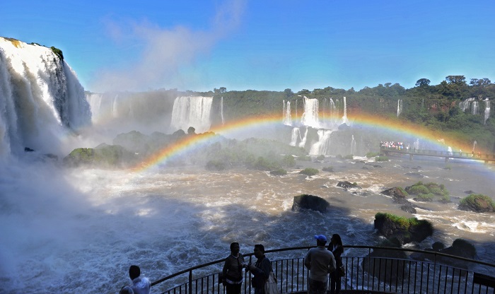 Los turistas observan las Cataratas del Iguazú (Cataratas del Iguazú), desde el lado brasileño del Parque Nacional de Iguazú que se comparte con Argentina. Las Cataratas, declaradas Patrimonio de la Humanidad por la UNESCO en 1984. Cataratas de Iguaçú bate en 2018 doble récord de visitantes y de extranjeros. AFP PHOTO/Norberto DUARTE (El crédito de la foto debe leer NORBERTO DUARTE/AFP/Getty Images)